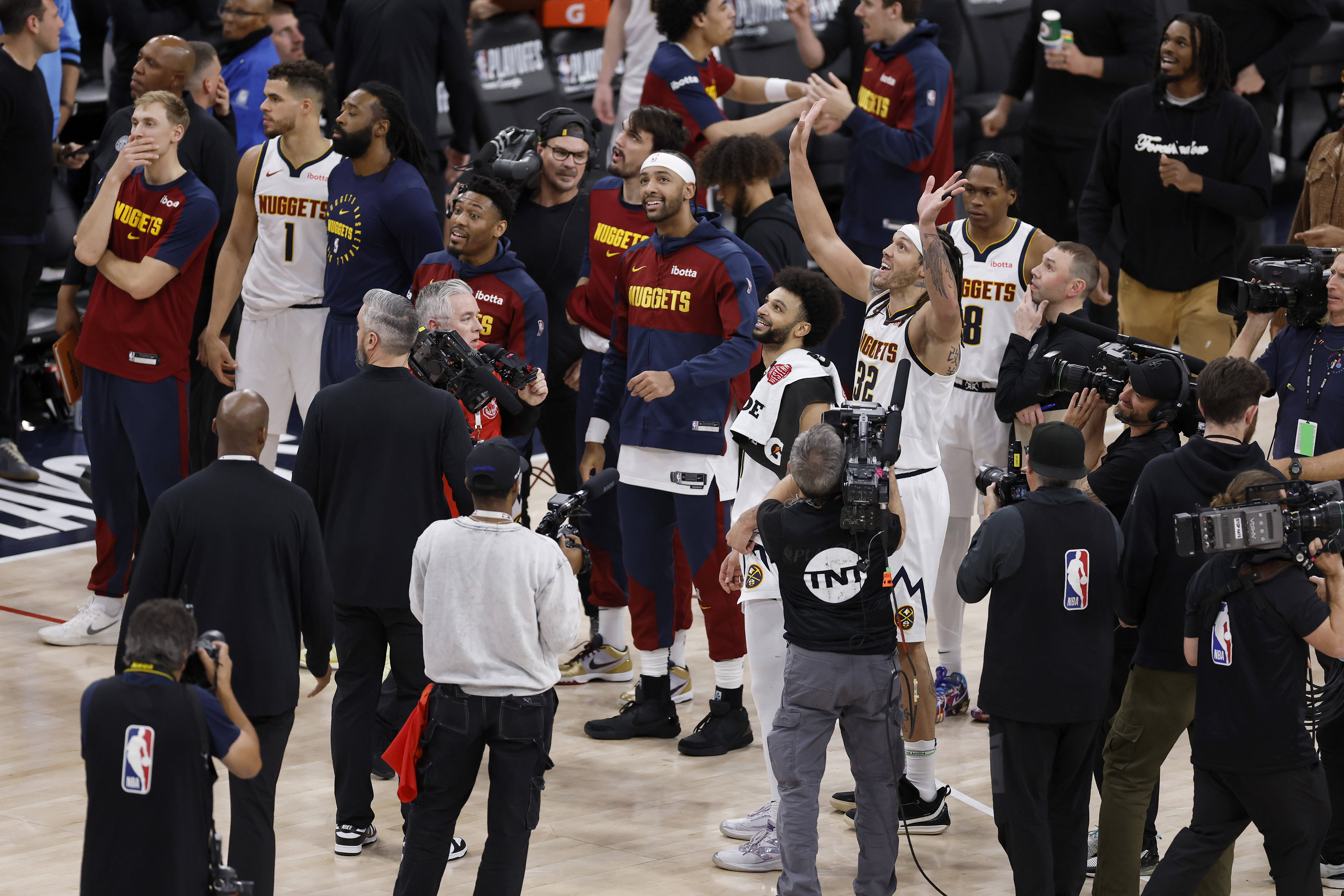 关于密尔沃基雄鹿训练开放日，今夜绝杀压哨引欢呼，NBA季后赛在即，年轻球员得到机会的信息