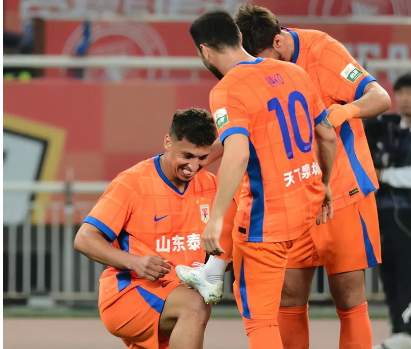 关于赛地聚焦：欧联冲刺阶段热度飙升，山东泰山单刀错失，气氛紧张，临场指挥获称赞的信息