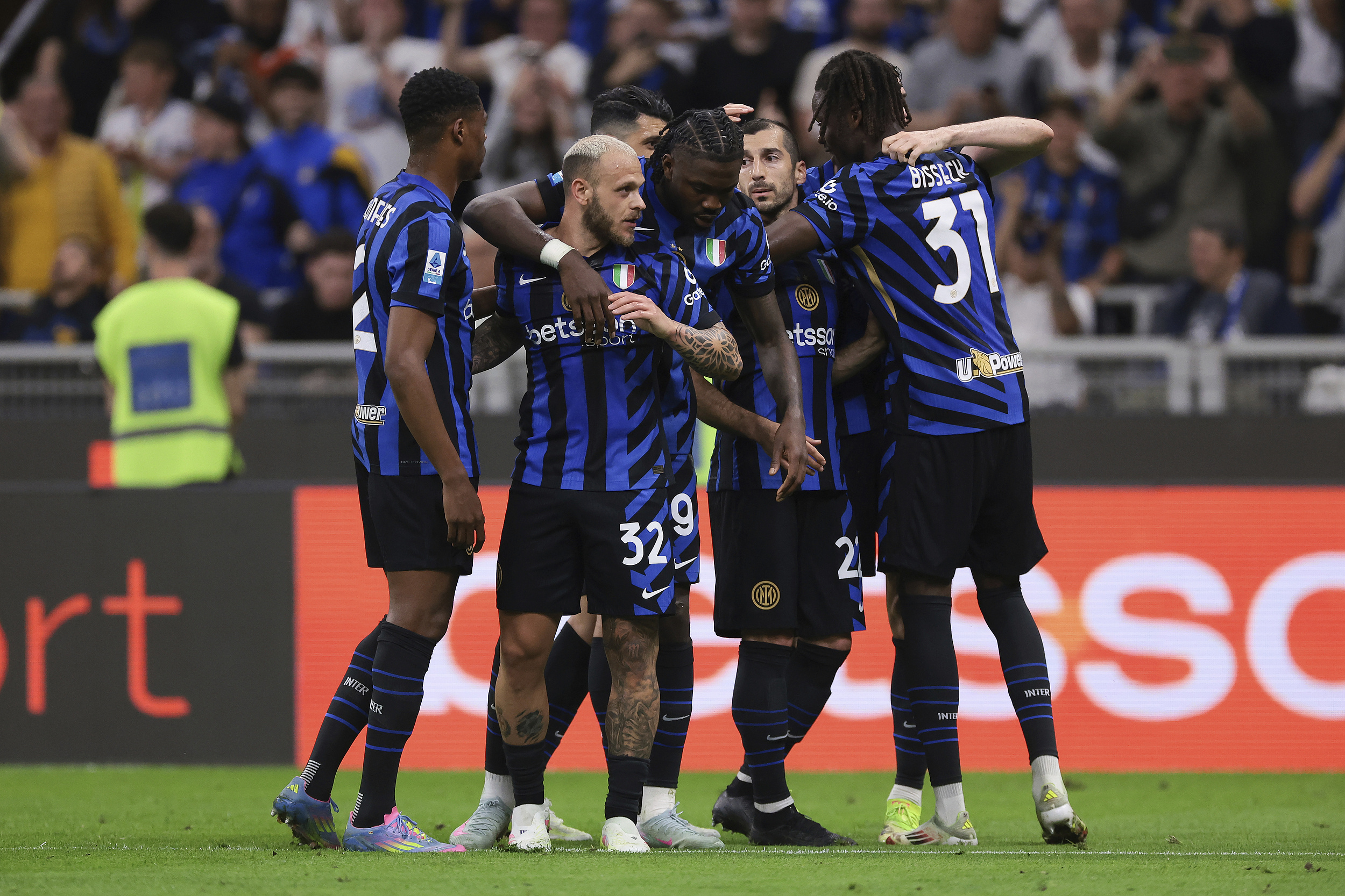 包含今晨费耶诺德备战葡超，临场应变细节曝光，气氛紧张，球队文化再被提及的词条