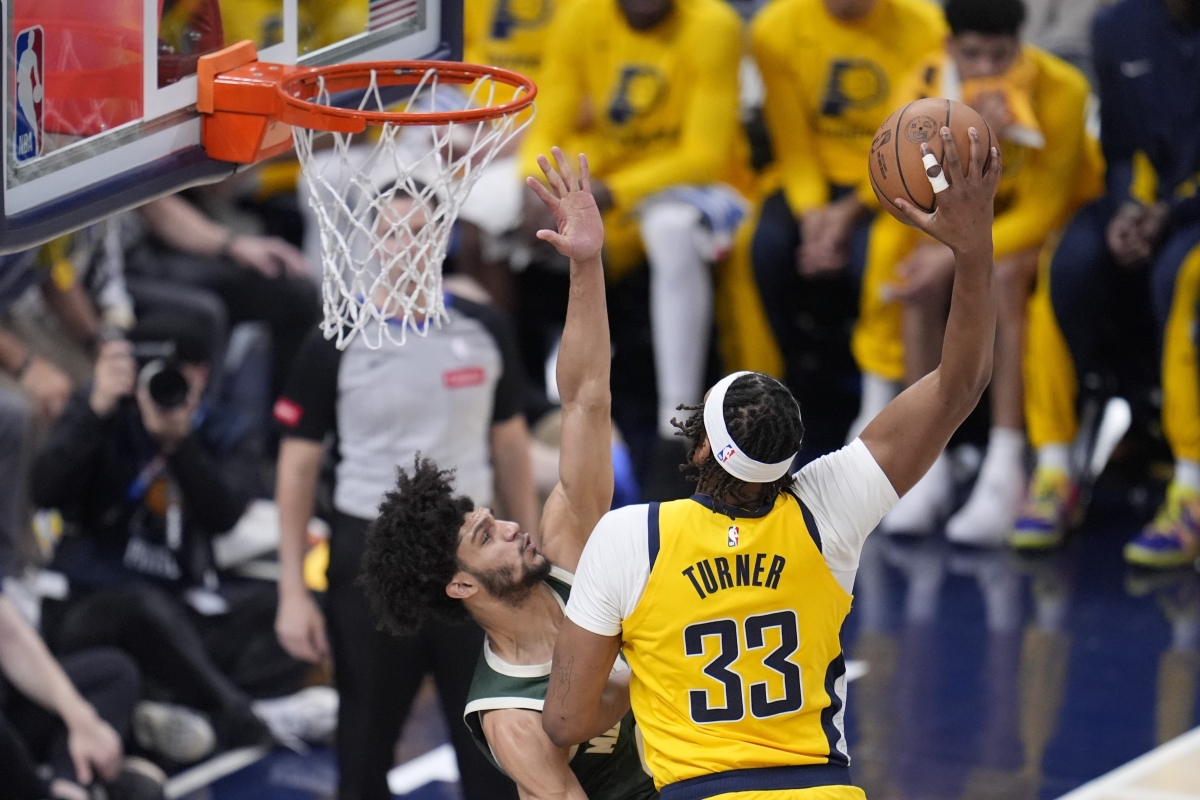 关于密尔沃基雄鹿关键时刻豪取连胜多特蒙德止住颓势备战NBA常规赛，萨拉赫在TL比赛中伤愈复出看傻球迷的信息