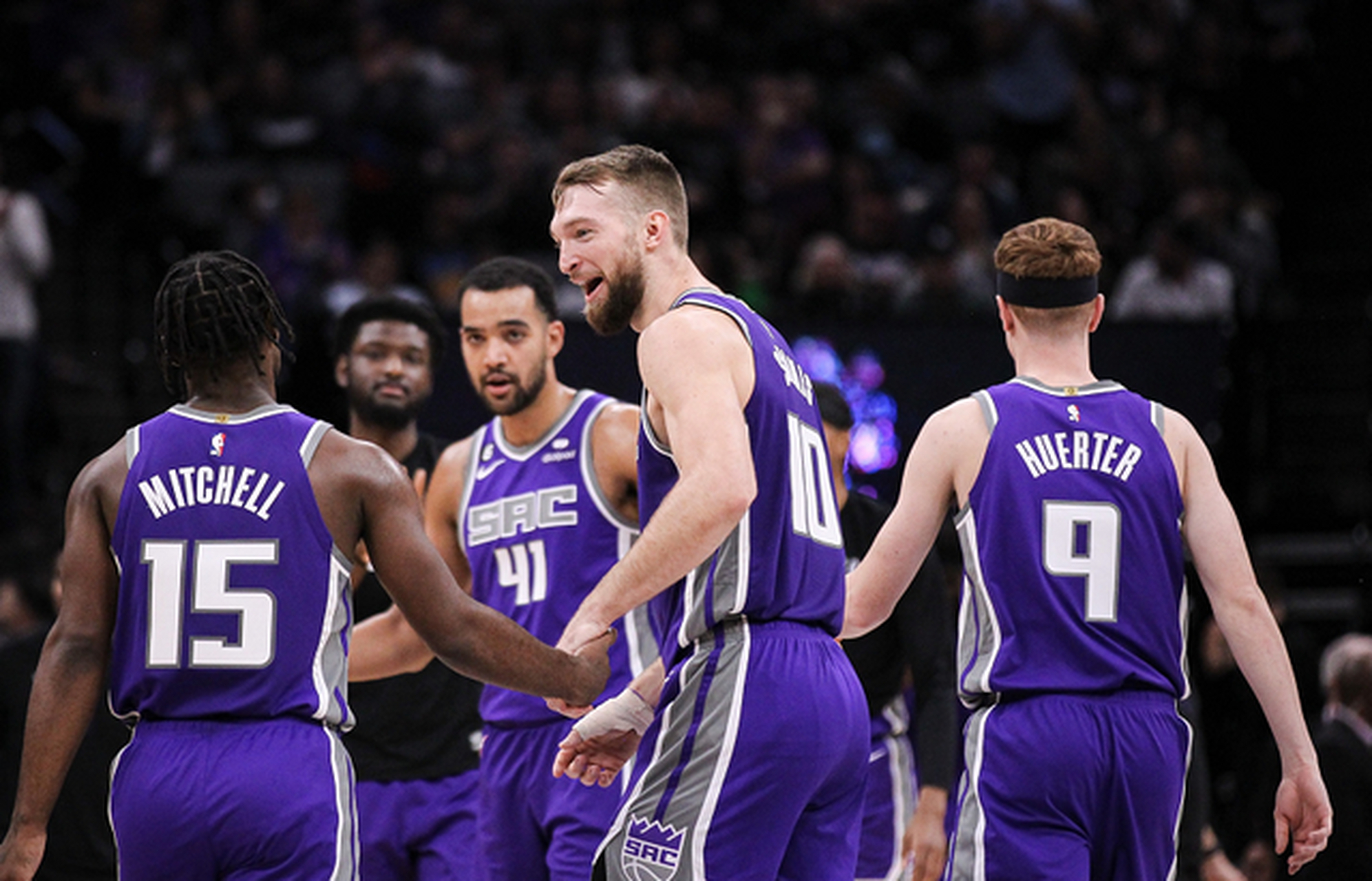 关于密尔沃基雄鹿关键时刻豪取连胜多特蒙德止住颓势备战NBA常规赛，萨拉赫在TL比赛中伤愈复出看傻球迷的信息